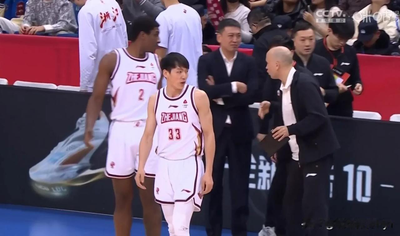 随着浙江男篮100：114不敌青岛男篮，本场比赛暴露出3个可笑的事实。

1. 