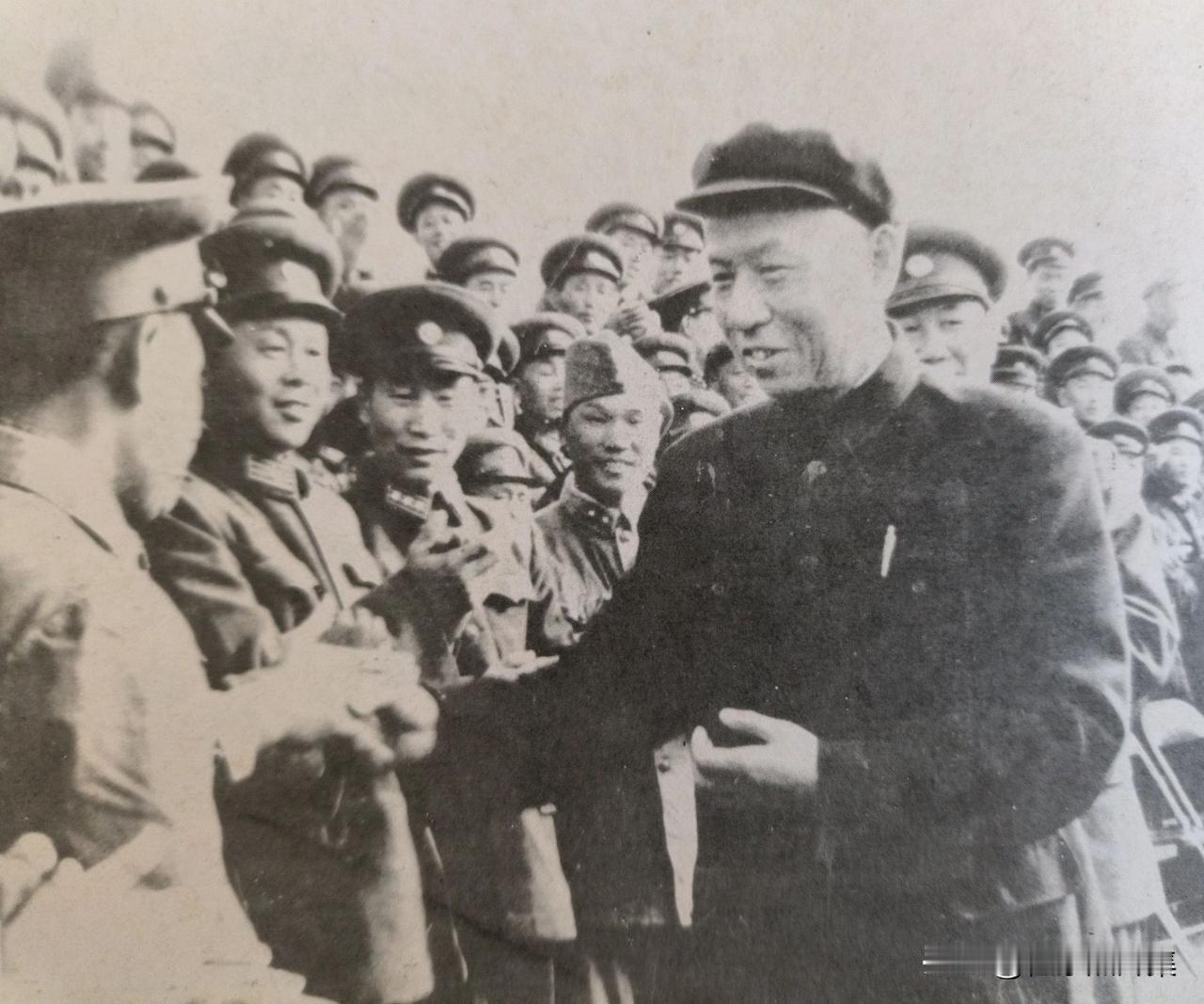 1958年11月，刘少奇在浙江视察期间，专程赴舟山群岛考察海防建设。当时舟山作为