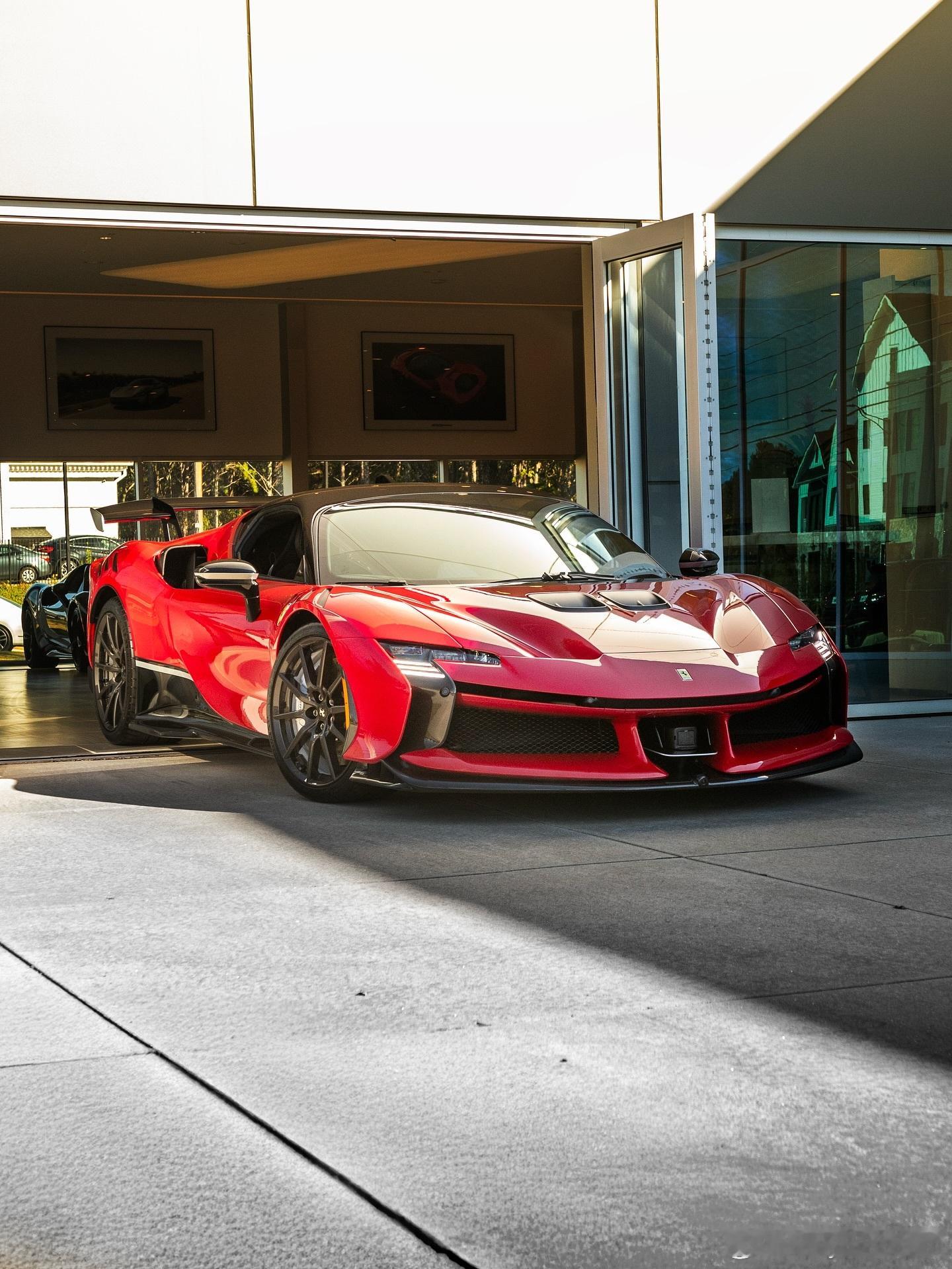 外观配色为Rosso Magma，车身侧方后侧选配了特别提供于SF90 XX上的