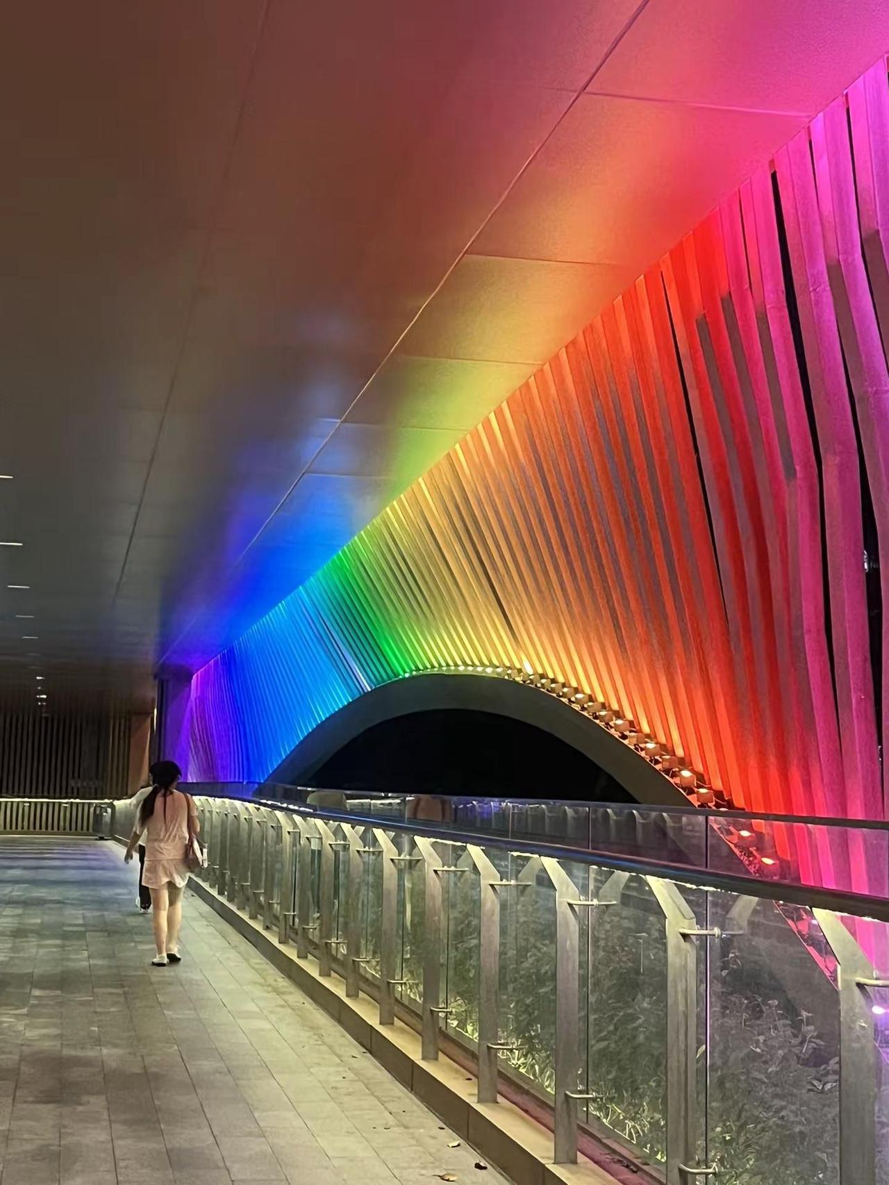 深圳免费彩虹桥打卡🌈 深圳罗湖一座普通的天桥用彩色灯光点缀就成了一个打卡点用心