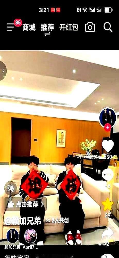 杨钰莹弹过的钢琴，现女友碰一下都得哭。
 
赖文峰在直播间放着杨钰莹的歌，小23