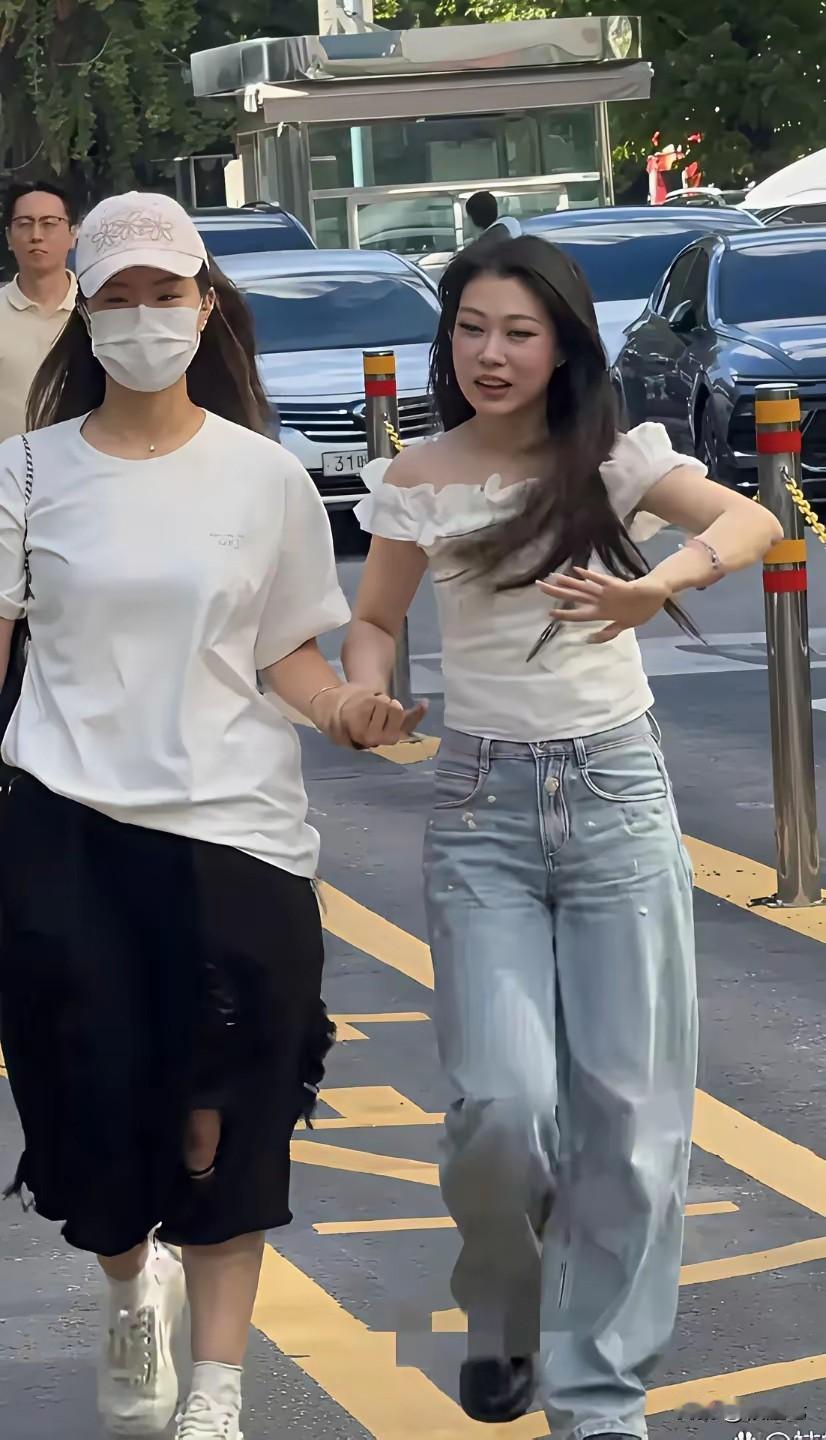 上个班走路也要人扶着
看这架势，倒有几分太后娘娘出行的样子，把手搭在助理的手背上