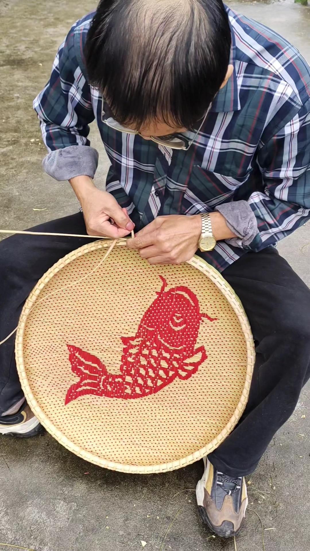 12月16日，广东男子在工厂吹玻璃30年，腮帮子变大，肌肉拉伤变形，调侃自己是“