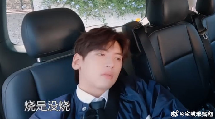 翟潇闻看似活力满满实则病了三天翟潇闻别再硬撑了 看着小翟积极帮忙打理餐厅，谁能想