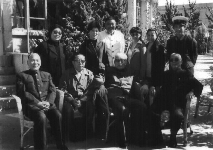 1987年,祝贺肖劲光84岁寿辰。坐者左起:陈先瑞、周球宝、肖劲光、韩先楚。