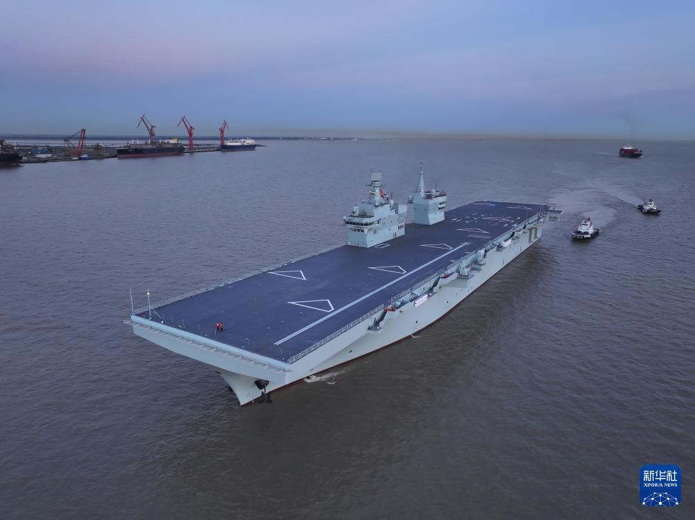 四川舰作为全球首艘搭载了电磁弹射技术的两栖攻击舰，再加上4万多吨级的满载排水量，