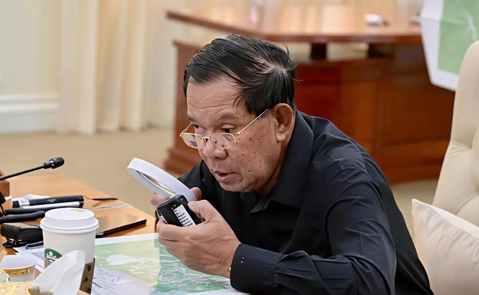 柬埔寨前首相洪森已经是年老体迈了。这时候他并不知道泰国的强大，仍然去招惹泰国，并