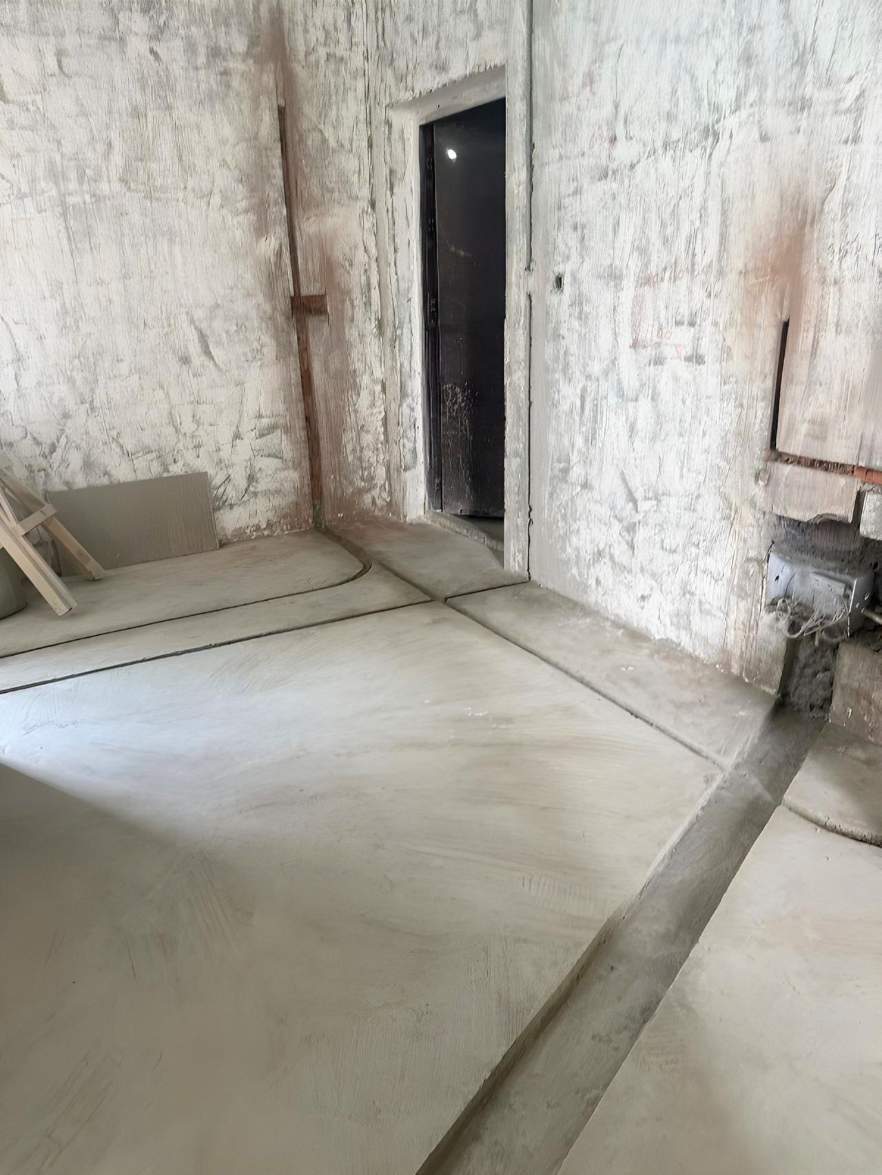 哈哈，
今天看一个水电改造的图吧，
当前的进度是开槽完成了，下一步就是布管穿线，