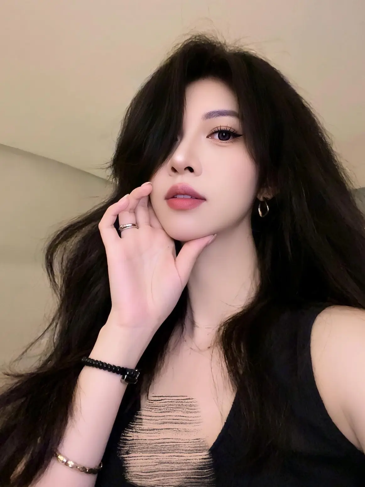 御姐怼脸拍 御姐氛围感发型 慵懒卷发搭配露肩黑裙 高冷脸御姐 温柔御姐