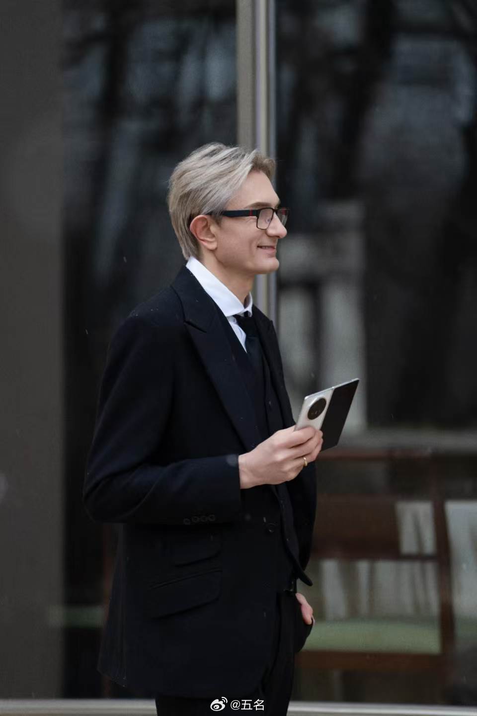 荣耀MagicV6还原法拉利的优雅暗光强光双重挑战，荣耀黑钻屏以1.5%超低反射