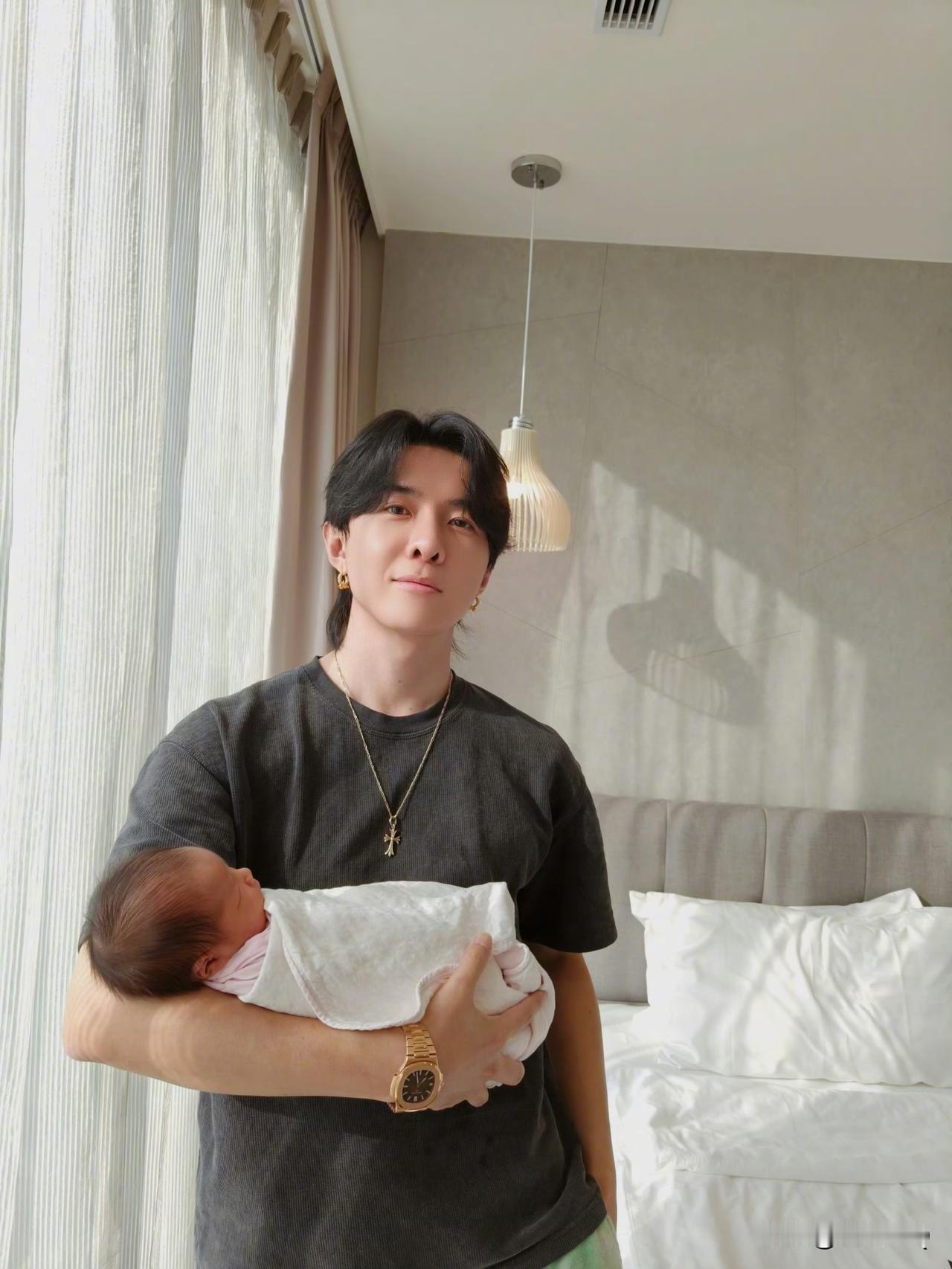 唐禹哲的女儿出世，再次当奶爸的唐禹哲已经对育儿轻车熟路，轻轻松松单手抱娃。

其