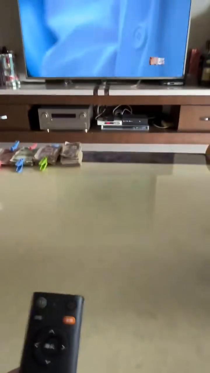 字就只用遥控就好了，目前状况是好的，因为就只调这个键，上下左右就可以调了。跟你讲