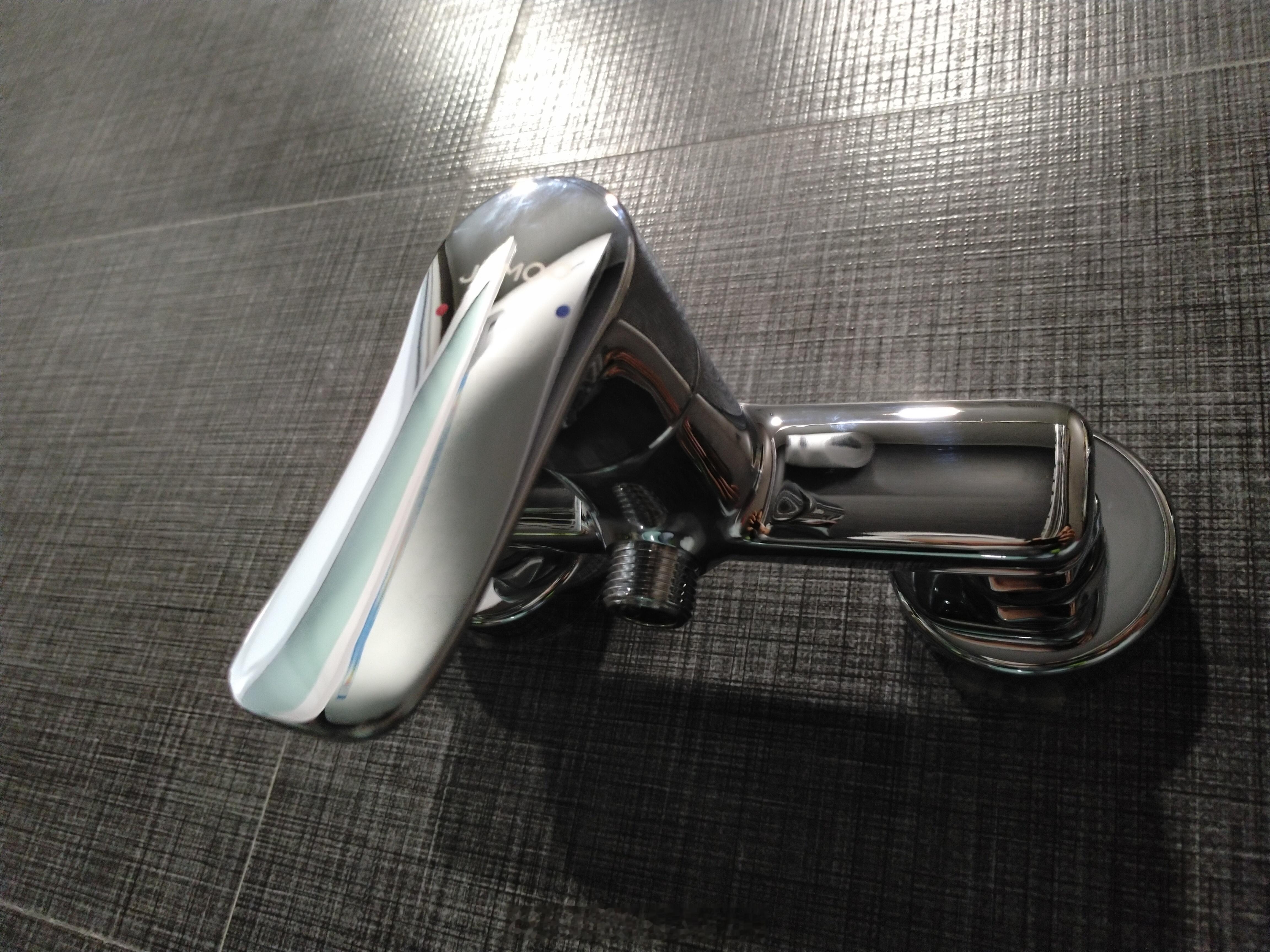 当年装修买材料送的假箭牌混水阀裂了，漏水，锌合金的居然也能用十年，换上旗舰店买的