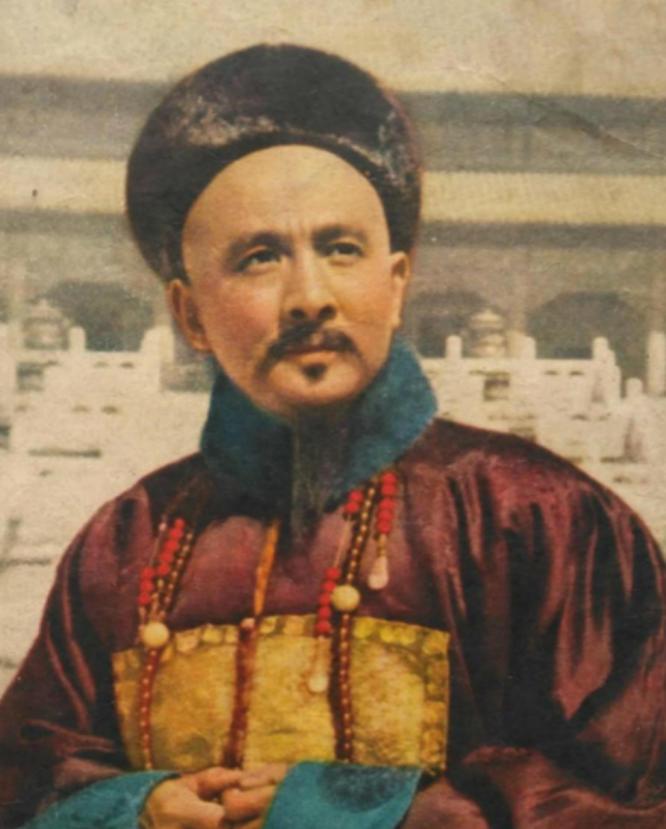 1842年，林则徐被贬新疆伊犁，中途歇脚见一妇女哺乳回避，走远后下令：都杀了。道