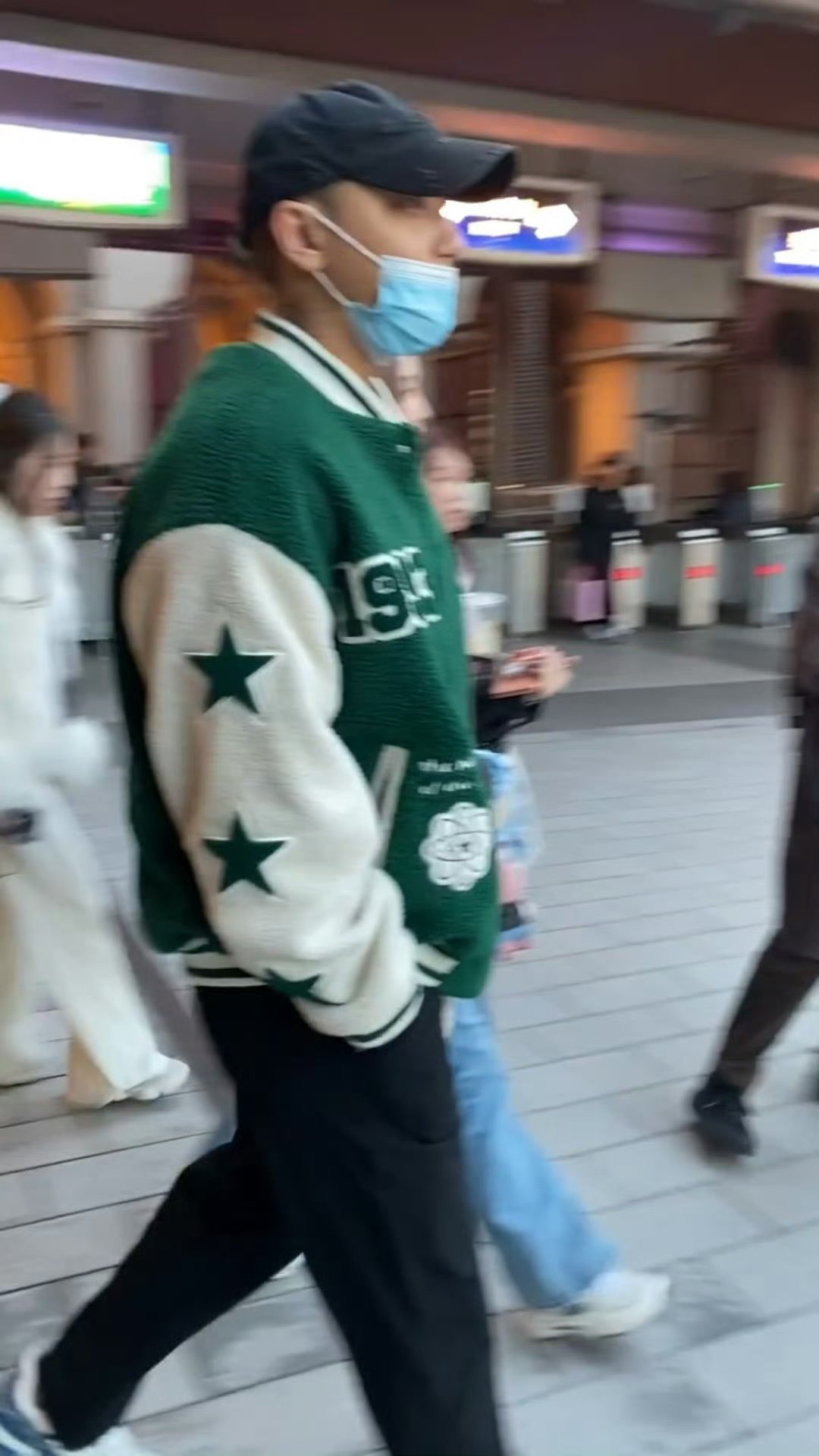 环球影城偶遇了黄子韬徐艺洋偶遇黄子韬徐艺洋去环球影城 偶遇黄子韬徐艺洋去环球影城