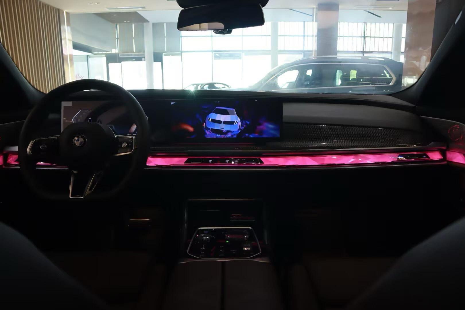 i7全网抄底价i7 xDrive60L M运动套装外/内饰：宝石青/摩卡指导价：