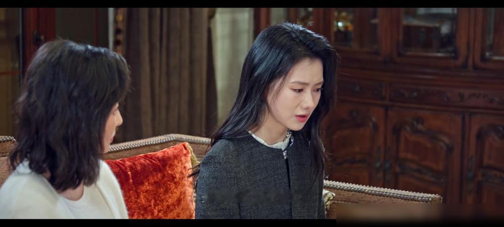 电视剧《骄阳似我》中马念媛收到朋友送的昂贵手表向妈妈钱芳萍炫耀的时候，其实她已经