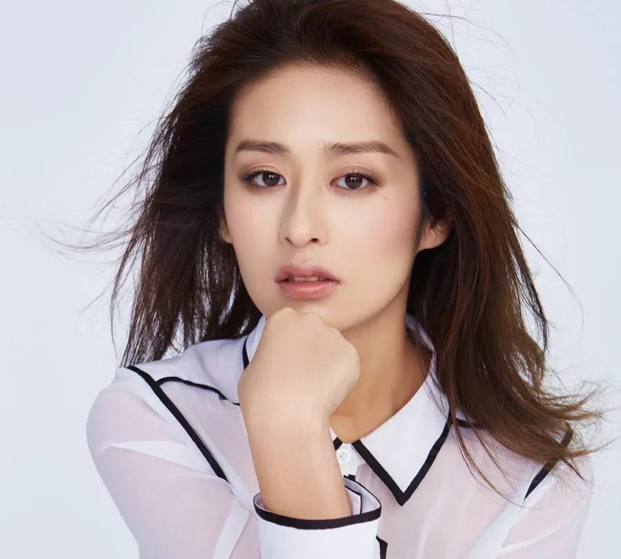 正在播出的电视剧《小芳》里，看到演员颖儿了，出演女主角小芳的二姑杨凡梅，她原先不