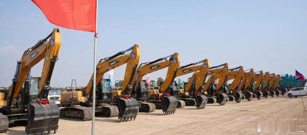 柬埔寨首相洪玛奈和中国驻柬大使汪文斌昨天出席德崇扶南运河第二阶段开工仪式。洪玛奈