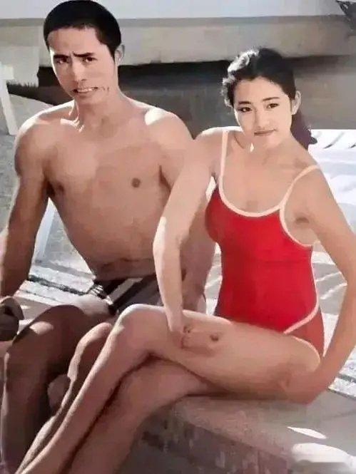 1988年，饶有意思的一张照片。镜头下分别是23岁的巩俐，和38岁的张艺谋。两人