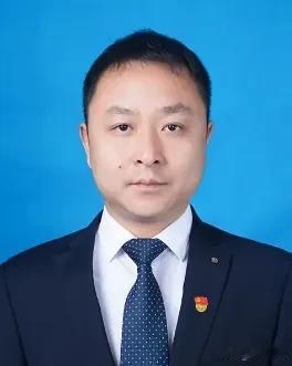 在反腐的高压下，越来越多的领导干部选择主动投案了，这是一个明智的选择，现在又有一