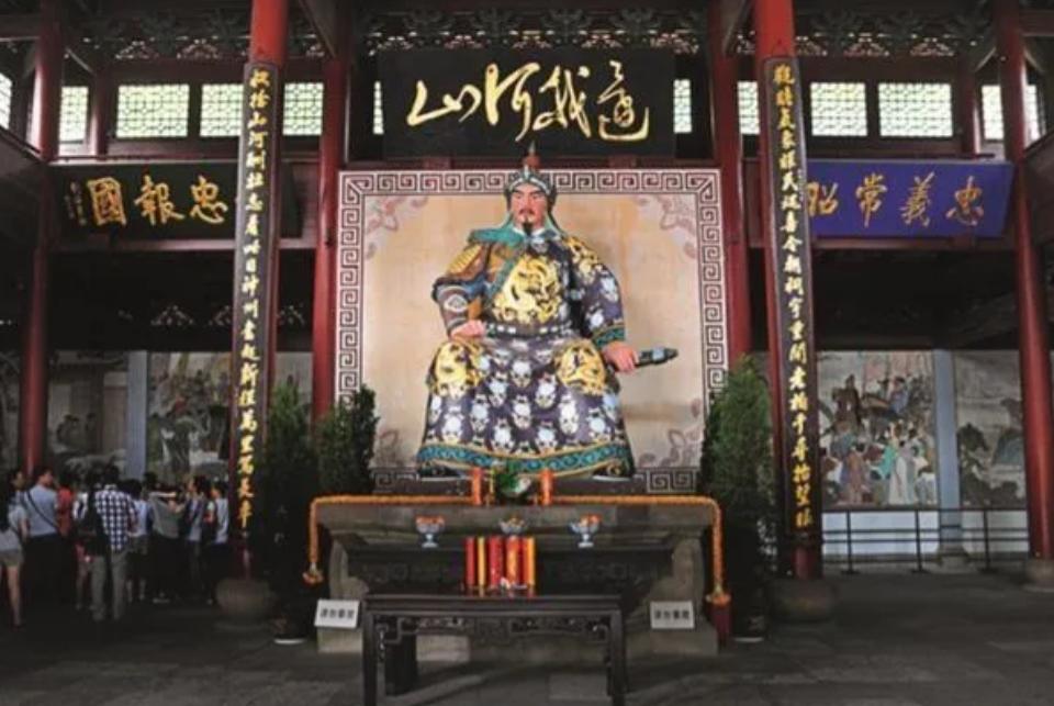 1142年，岳飞冤死在临安大理寺监狱里，然而却没人敢替他收尸。没想到，一个叫隗顺