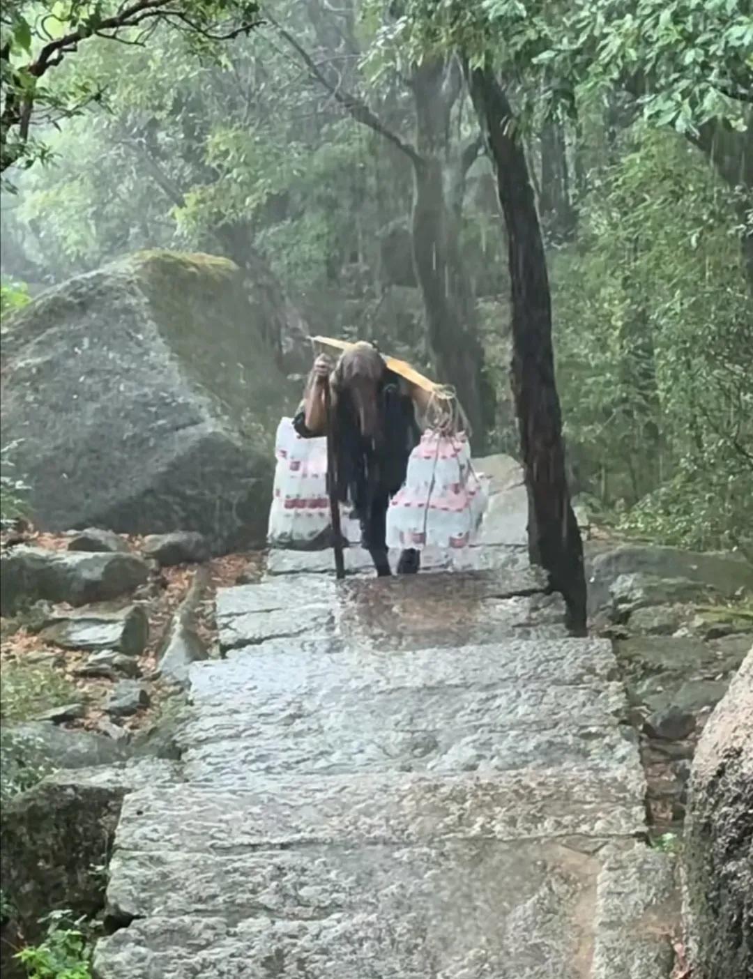 以前觉得山上的水卖得老贵了！看到这一幕！瞬间感觉一点也不贵了………[泪奔]