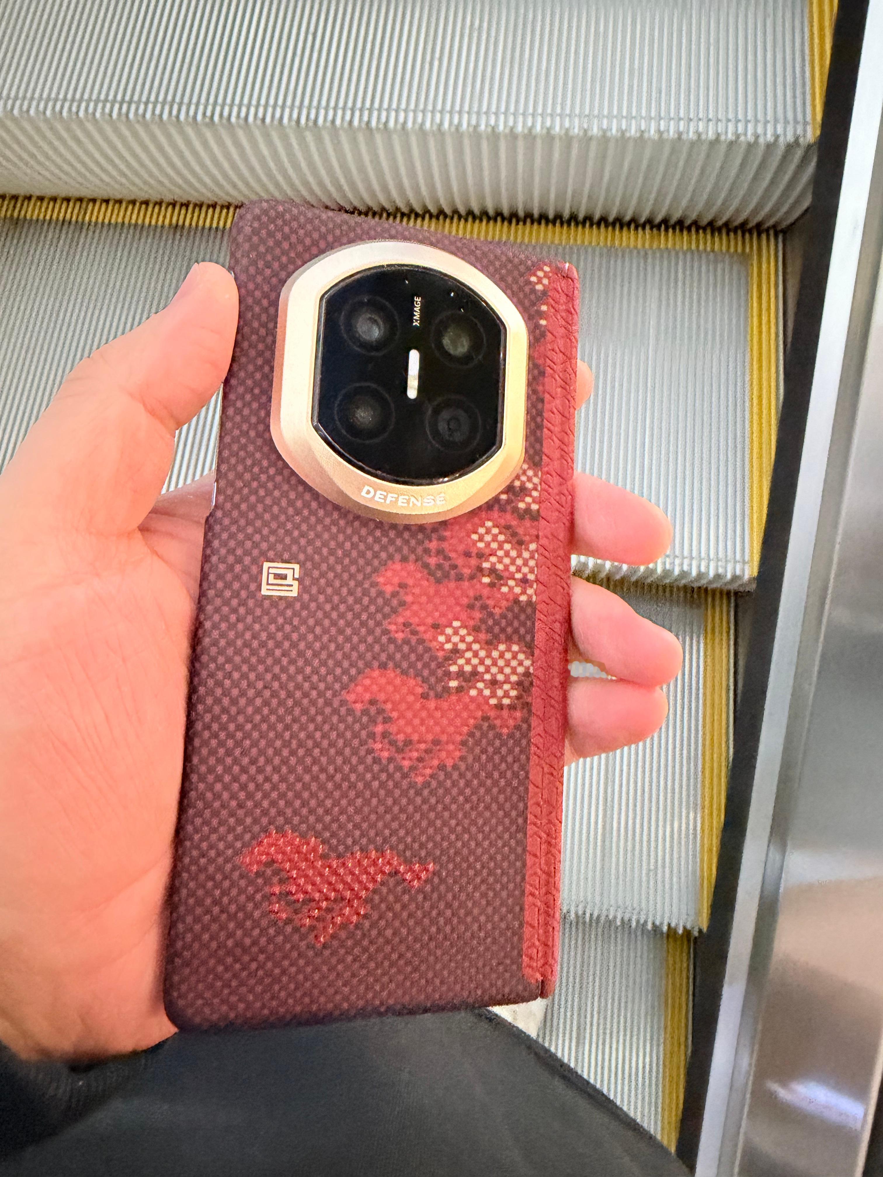 这次出游带了四部手机一部大折叠很轻薄影像超猛还一部直板机也是年后发布的机器可是刚