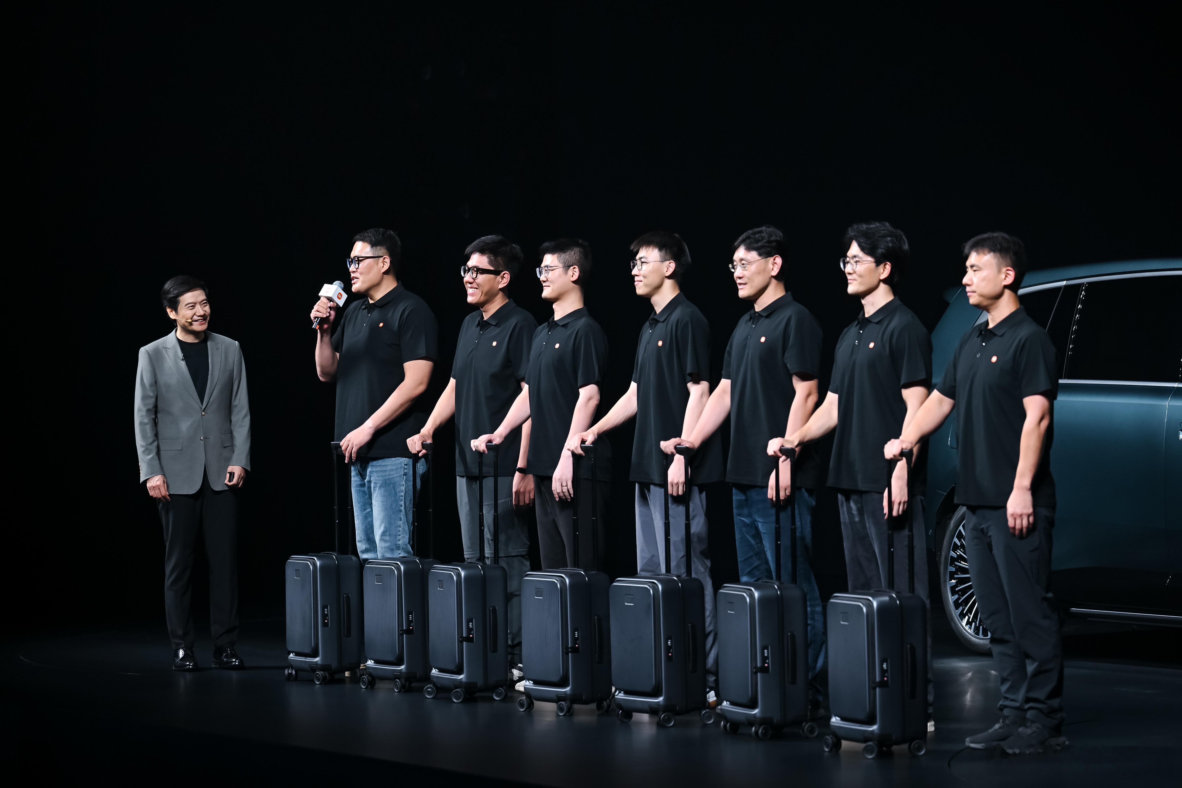 雷军发布会再飙英文 “Only Skynomad can do”又来了！7人7箱