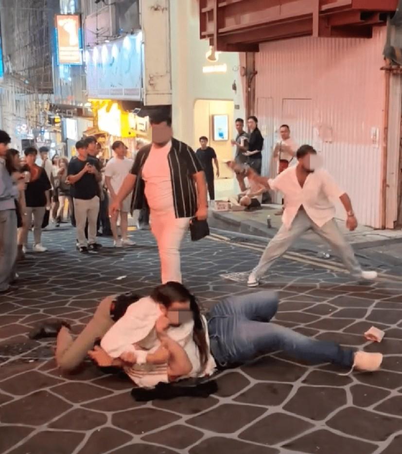 中环夜场打架增多，

治安拉响警报，

背后谁在搞事。

最近刷手机看到个视频，