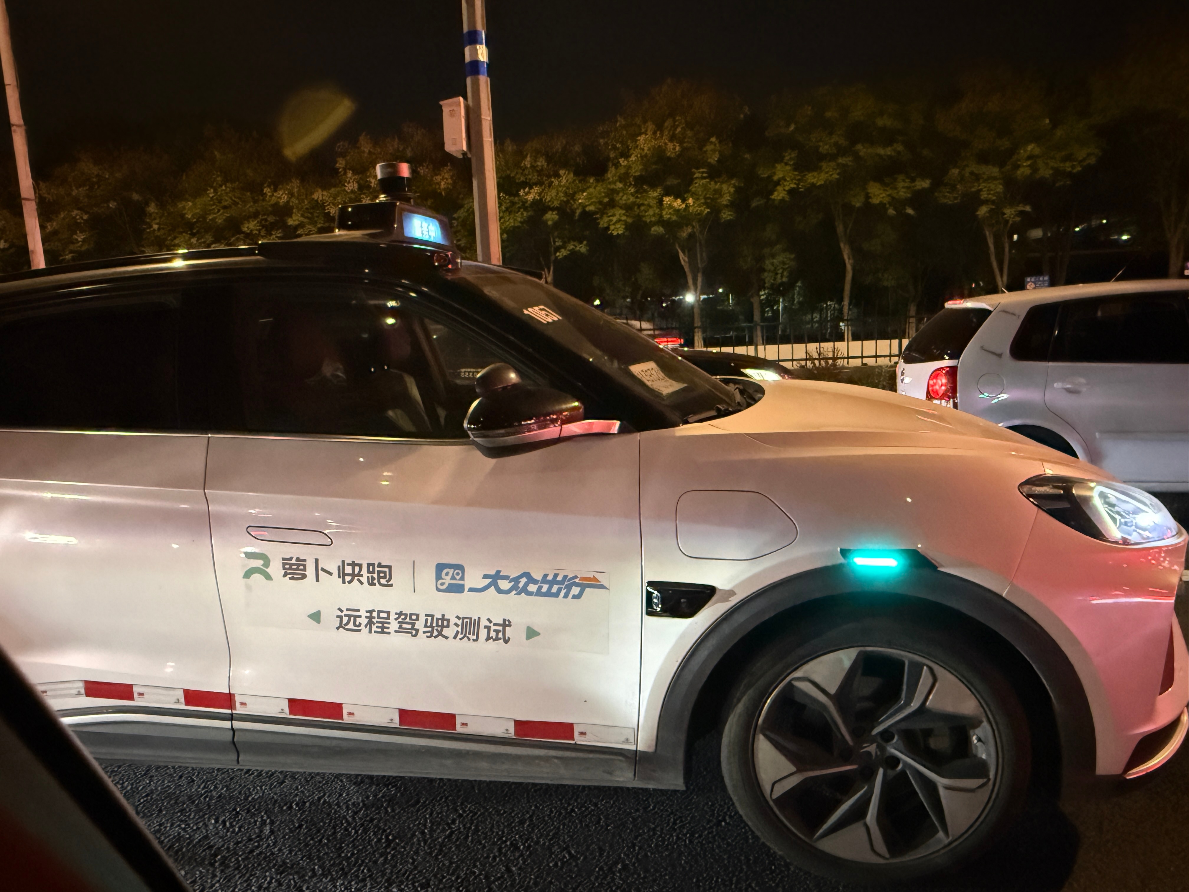 萝卜在安亭已经彻底没有安全员了，去年试的时候主驾还有人的。自动驾驶[超话]  ​