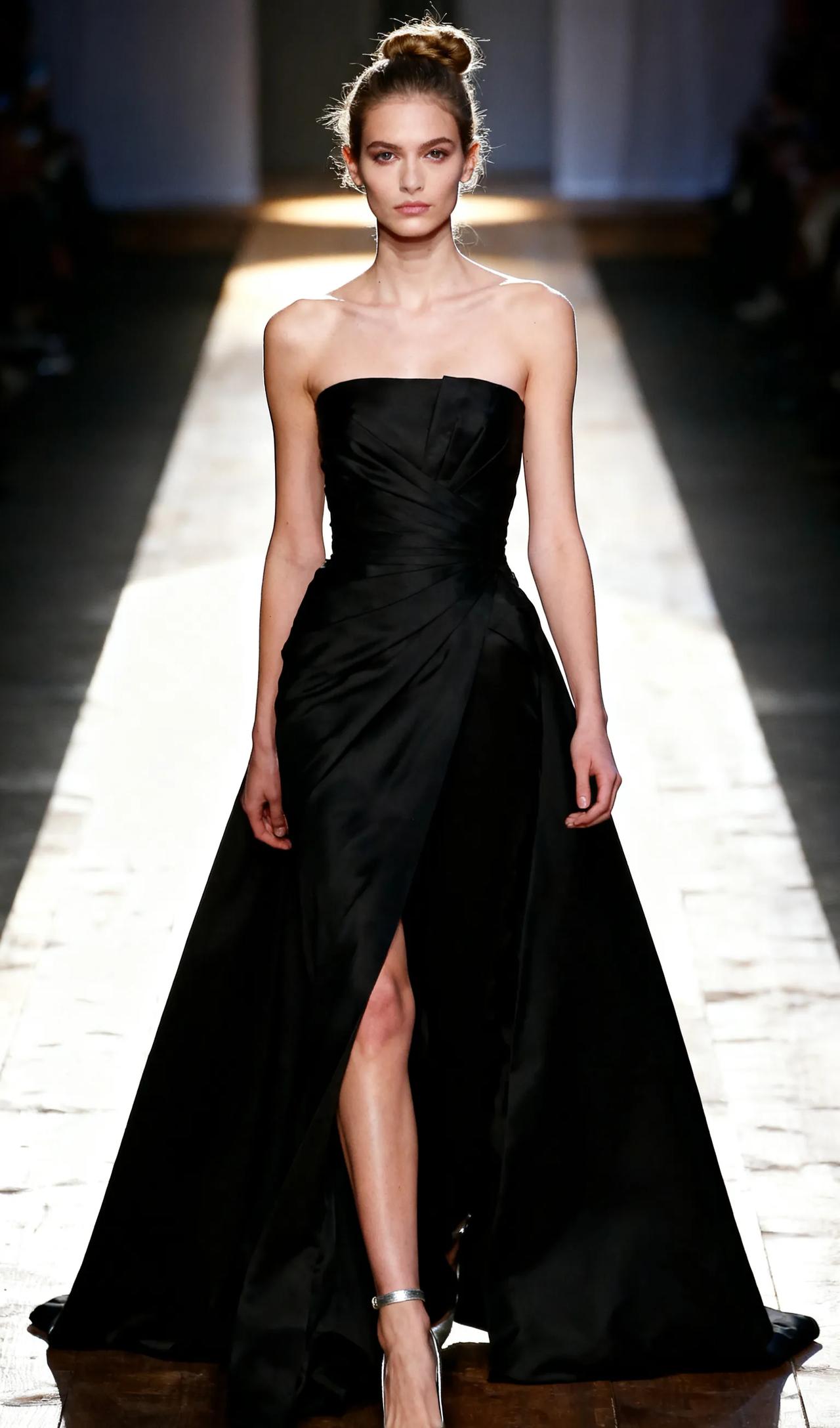 模特行业不是等同于性感。模特核心是诠释服装灵魂，东京秀的性感有张力，极简秀的清冷