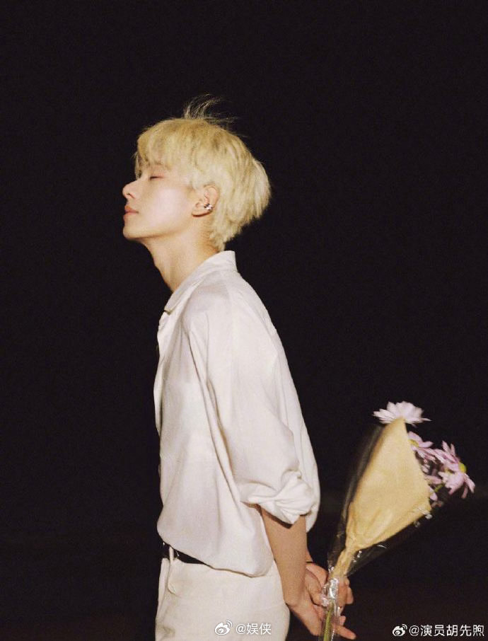 不得不说，胡先煦这身金发造型真的太绝了，海边捧花氛围感直接拉满，少年感十足，每一
