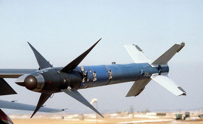 歼20的弹仓比F22大得多，为何携带的导弹却少了两枚？
众所周知咱们的歼-20是