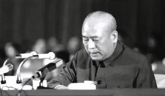 1960年，石油部长余秋里为救大庆油田，请求罗瑞卿派飞机运5吨焊条，却被罗瑞卿怒
