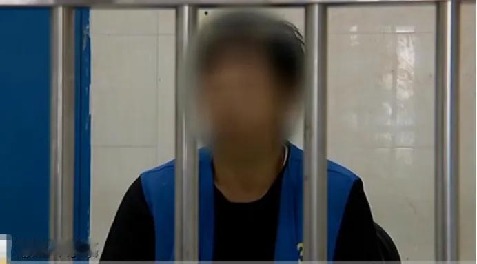 2009年1月，苏州小伙因与女友吵架无处泄愤，用锤头猛击室友头部28锤，知道自己