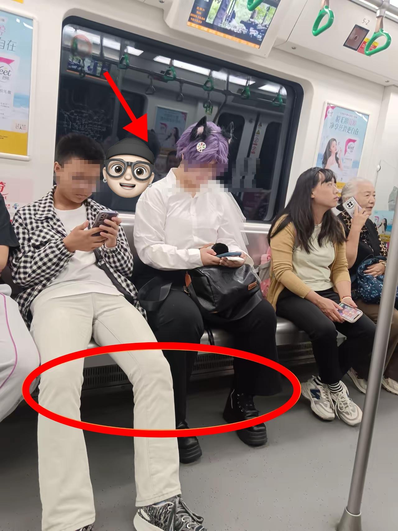 "地铁上瞄一眼就断定是日本人？这届网友的‘火眼金睛’绝了！"10月4号在成都地铁