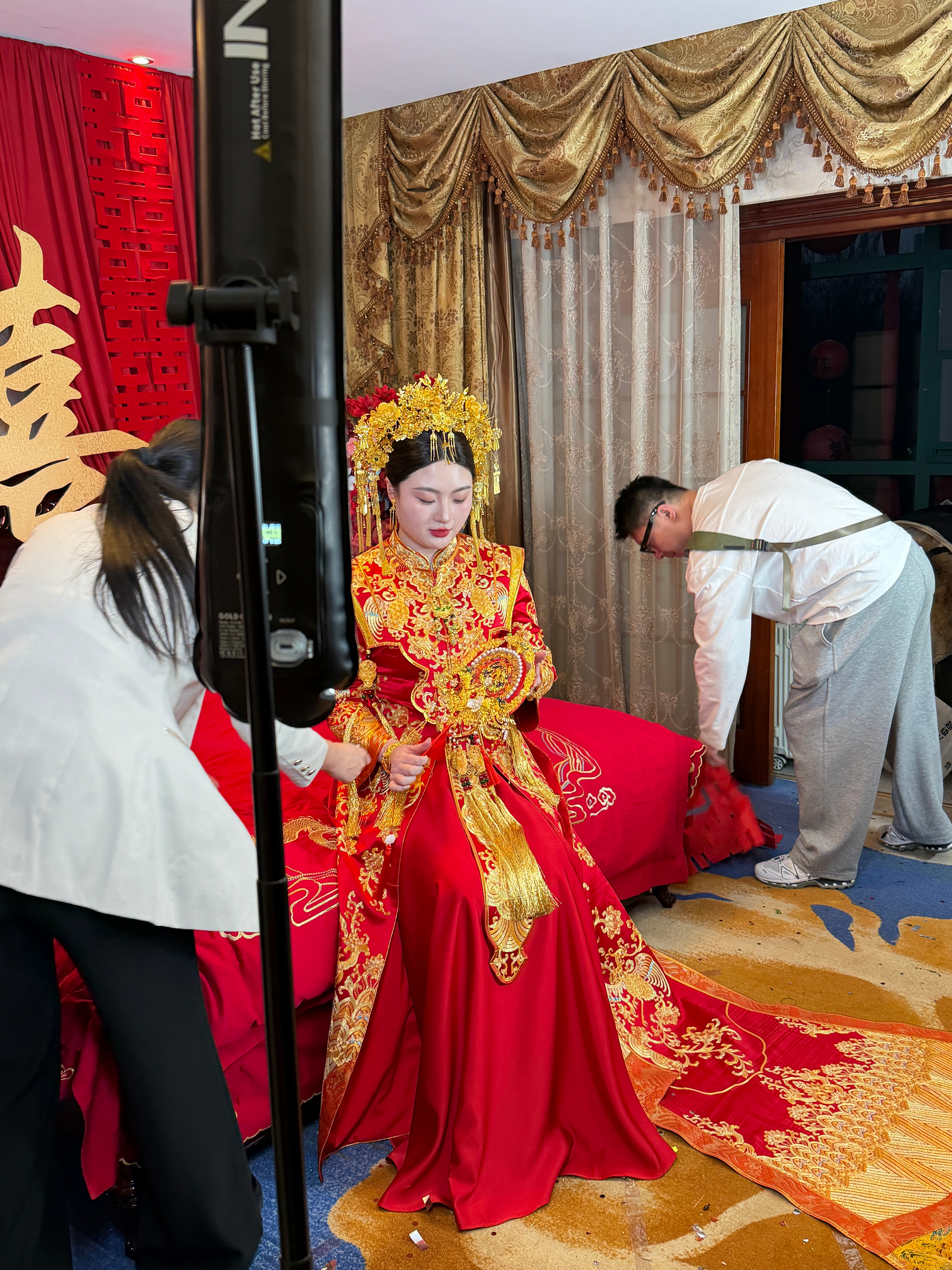 早上好呀今天是好朋友的伴娘嘿嘿 睡了两个小时的阿萌报道昨儿新娘一点没睡习俗能不能