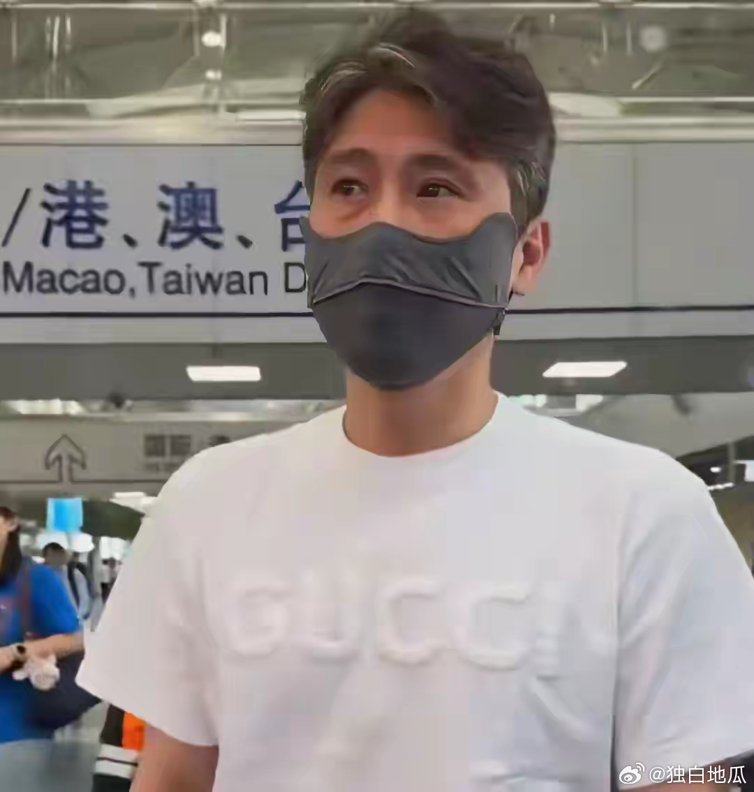 李乃文说，媛媛走的那天，我把自己关在家里，红着眼眶一动不动地坐在客厅的沙发上，从