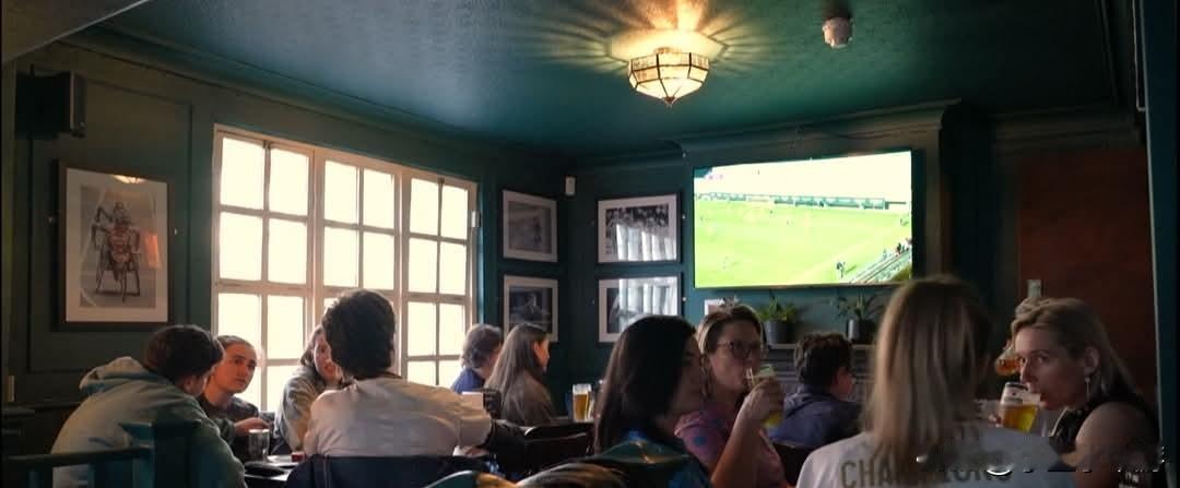过去一提到运动酒吧，很多人脑中浮现的画面，可能是嘈杂的人群、满场为男性赛事欢呼。