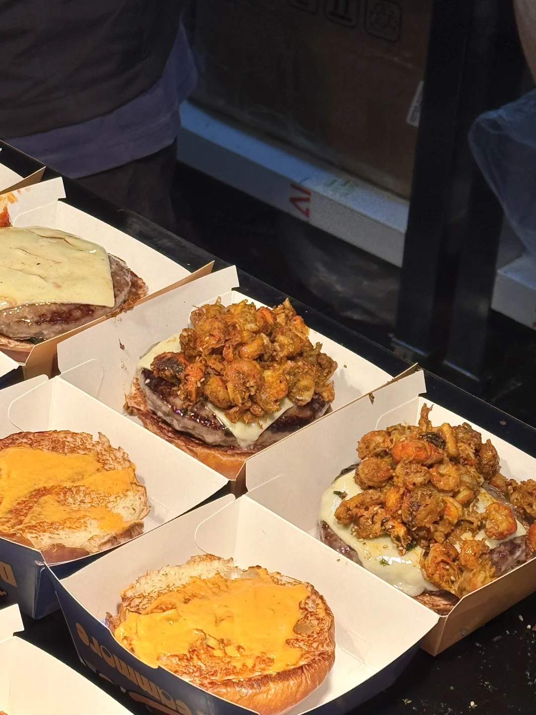 小龙虾和牛汉堡直接把我香迷糊了！🍔