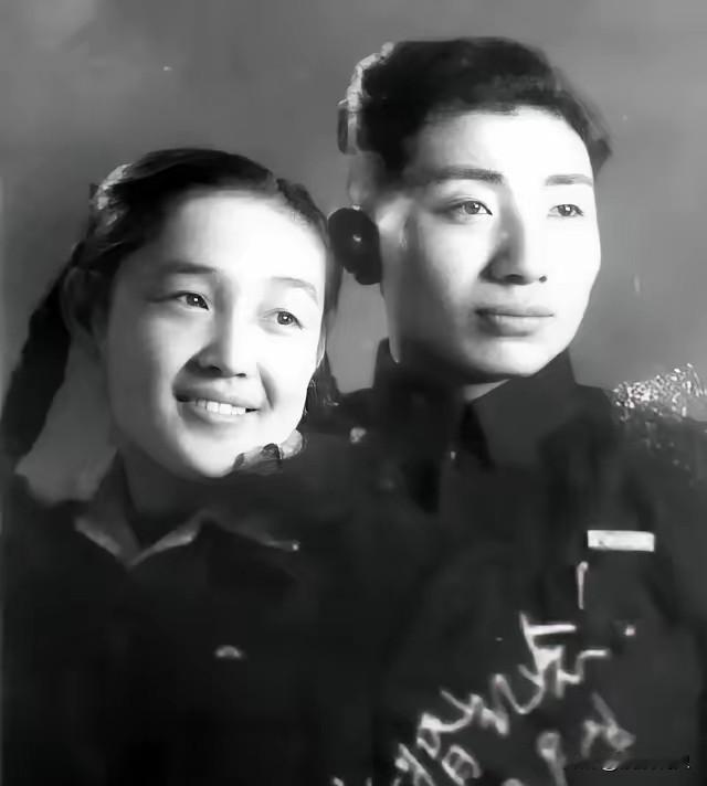 1950年9月，工程兵战士姜士民即将奔赴朝鲜战场。出发前几天，女友拦着他大哭：“