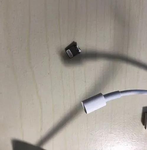 点赞！在江苏，有一女子的数据线头断在了手机。接连问了几家手机店，给出的维修费用均