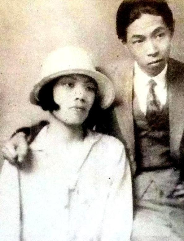 1928年，32岁的文坛巨匠茅盾与23岁的女弟子秦德君暗生情愫。不久，秦德君珠胎
