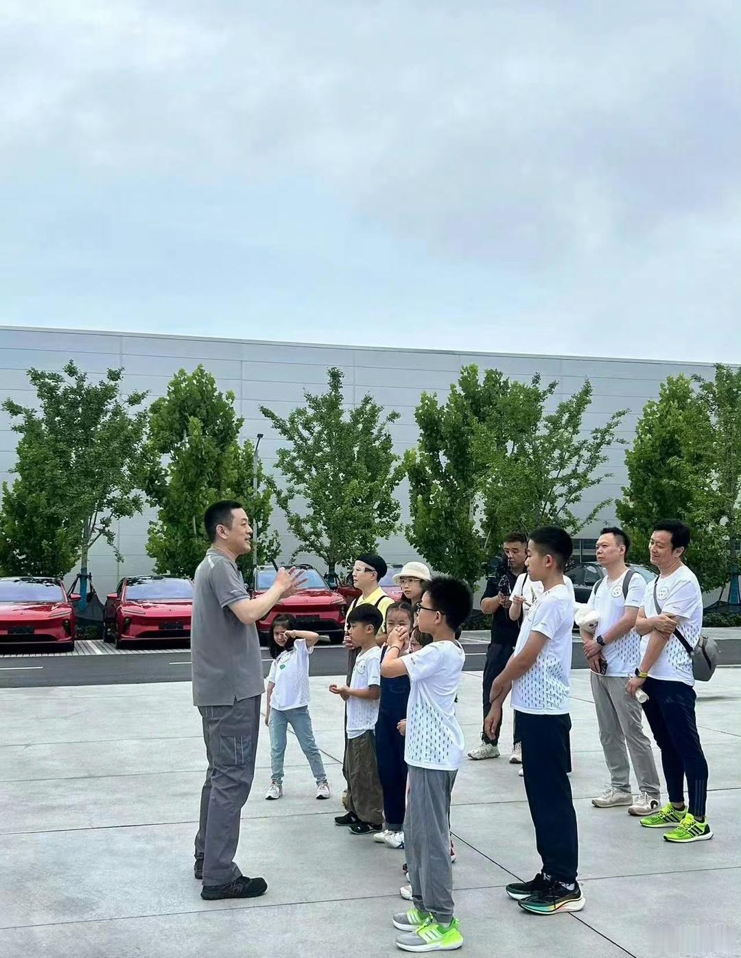 斌哥带一群小朋友逛工厂，结果一不小心泄露了新颜色？这么说，红色ET5来了？[疑问