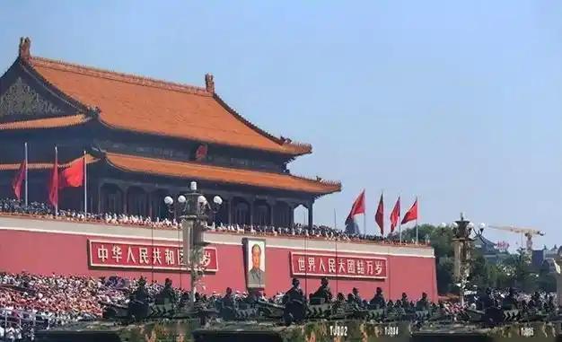 九三阅兵即将举行，可令人意外的是，国务院官宣了一个前所未有的消息，不是说装备，也
