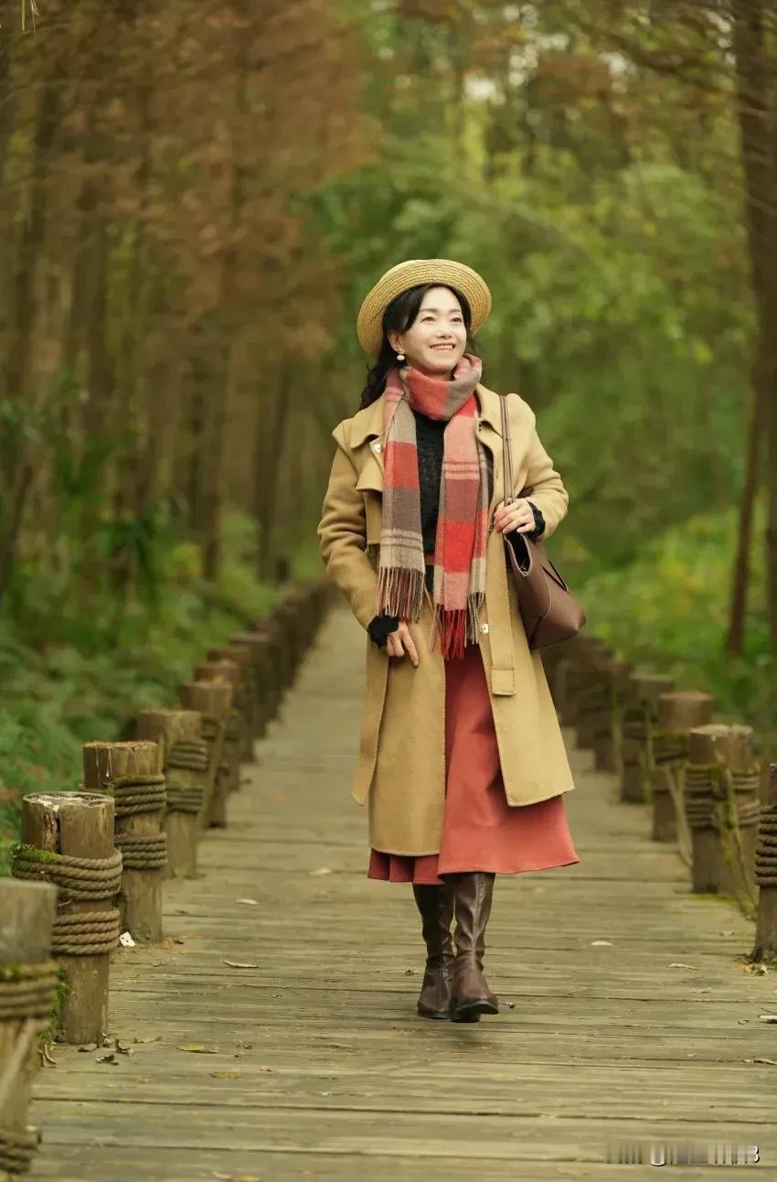 浅冬书笺（原创首发）陋室听秋/文
 
浅冬悄临，时光轻缓，
霜花于窗棂，绘梦的图