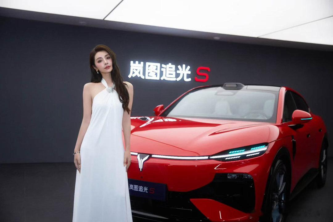 成都车展最甜一幕：麦迪娜来提她的岚图追光S了！刚办完婚礼就来提车，这仪式感拉满了
