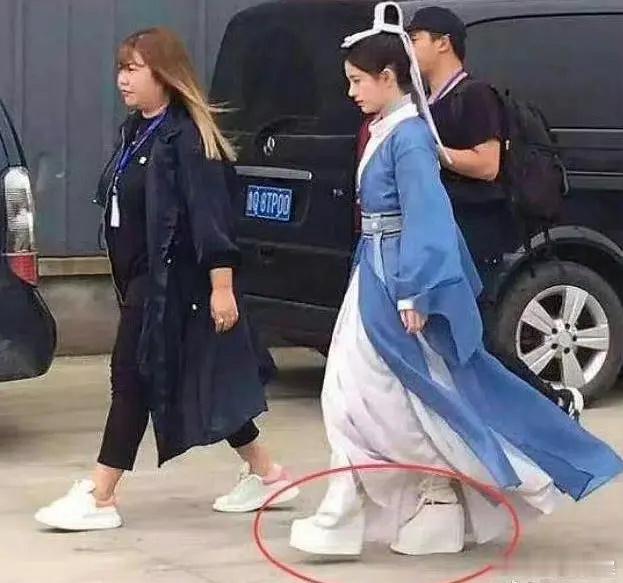 这样看上去鞠婧祎的身高是不是还没有赵露思高？ ​​​