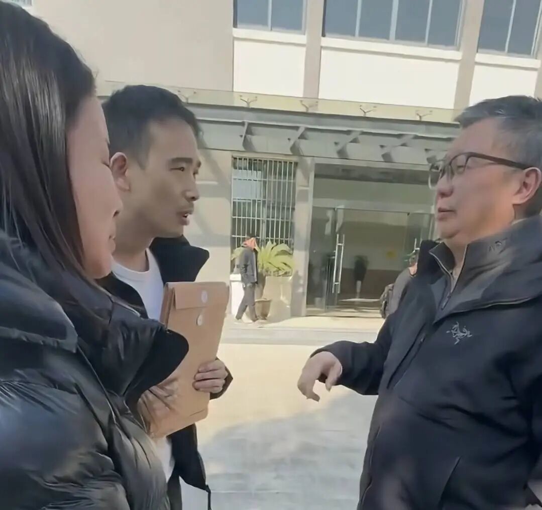 小洛熙爸爸在法医刘良团队发布的尸检视频中，反复观看 1000 遍后截图，从解剖台